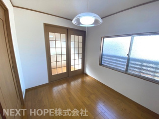 【洋室】 | 尼崎市大庄西町３丁目中古戸建 | 2階洋室4.5帖です♪ホールとの建具がすりガラスになっており、大変明るい室内です！！
