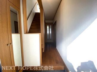 【玄関】 | 尼崎市大庄西町３丁目中古戸建 | 玄関には大きなシューズBOXが設けられております♪たくさんの靴もスッキリ収納していただけます！