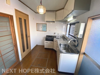 【キッチン】 | 尼崎市大庄西町３丁目中古戸建 | ダイニングキッチンです♪L字型シンプルキッチンです！掃き出し窓もあり、大変明るく開放的です！キッチン足元には床下収納も設けられております(^^)