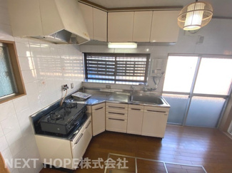 【キッチン】 | 尼崎市大庄西町３丁目中古戸建 | シンプルキッチンは使い勝手の良いL字型です♪シンク前には窓もあり、明るく快適なキッチンです(^^)いつでもご覧いただけます！お気軽にネクストホープ不動産販売までお問い合わせを！！