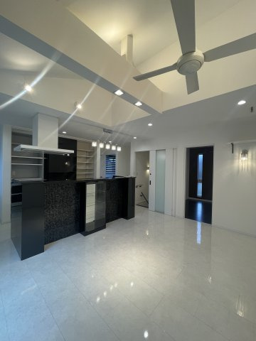 中央区姥ケ山3丁目　中古戸建の居間・リビング|実際はご内覧下さい！！高級感ある床で素敵ですよ！！