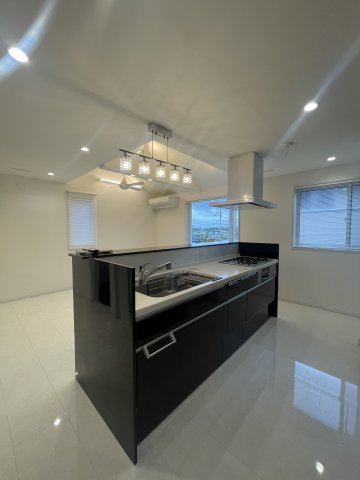 中央区姥ケ山3丁目　中古戸建のキッチン|丁寧に暮らしている所有者様です。パントリーもありますので改めて食器棚を購入する必要がありません。