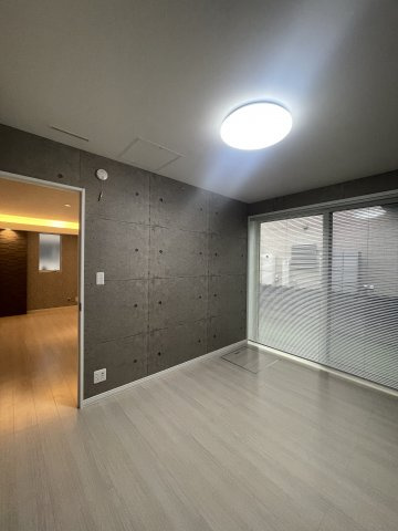 中央区姥ケ山3丁目　中古戸建の洋室|トレーニングルームがあります。自宅での運動はもちろん、お子様と遊ぶ空間としても魅力的です。