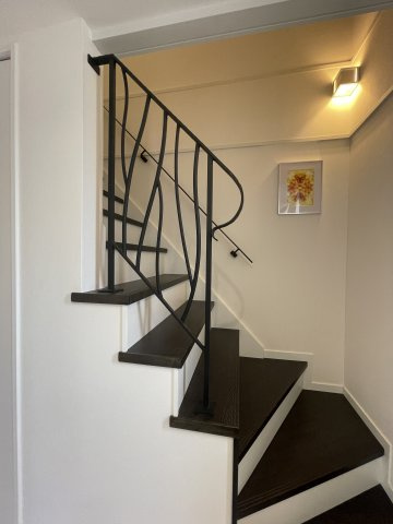 中央区姥ケ山3丁目　中古戸建のその他|全体的な白を基調としていますがブラウンを入れる事でお家全体が締まりますね。