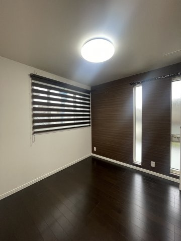 中央区姥ケ山3丁目　中古戸建の洋室|白とブラウンを基調とすることで高級感がありながら落ち着いた雰囲気があります。