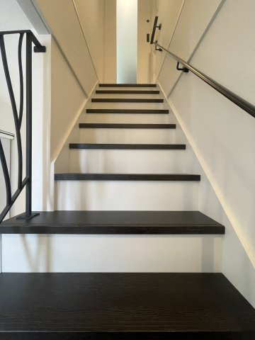 中央区姥ケ山3丁目　中古戸建のその他|訪れた人に思わず見せたくなるような階段ですね。