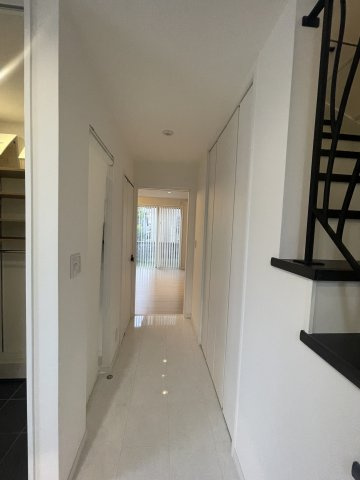 中央区姥ケ山3丁目　中古戸建のその他|白を基調とした清潔感ある廊下です。