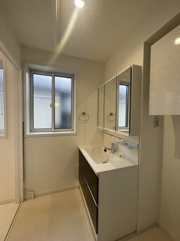 中央区姥ケ山3丁目　中古戸建の独立洗面台|ご家族並んで朝の準備もスムーズにできるワイドなつくりの洗面台