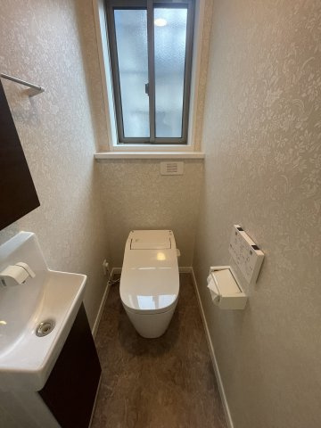 中央区姥ケ山3丁目　中古戸建のトイレ|トイレは1階と2階に両方あります。