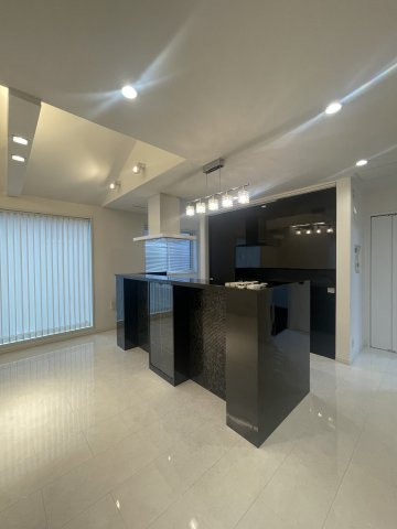 中央区姥ケ山3丁目　中古戸建の居間・リビング|ハウスメーカーの注文住宅ならではの天井の高さは人目で建築費かけているのがわかります。