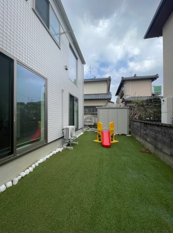 中央区姥ケ山3丁目　中古戸建の庭|南側はよくお手入れされた庭です。仕切りを付ければわんちゃんを自由に遊ばせることもできます。