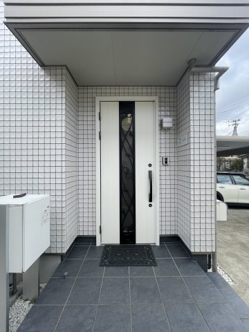 中央区姥ケ山3丁目　中古戸建の玄関|訪れる人が一番先に目に入る玄関は清潔に保たれています。