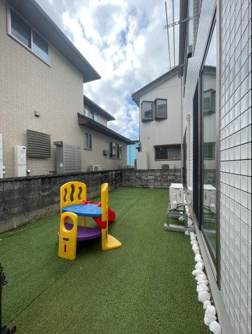 中央区姥ケ山3丁目　中古戸建の庭|南側はよくお手入れされた庭です。仕切りを付ければわんちゃんを自由に遊ばせることもできます。