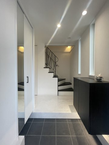 中央区姥ケ山3丁目　中古戸建の玄関|清潔感と高級感溢れた玄関です。白を基調としているので明るいです。