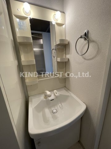 ロイヤルメゾン西天満の洗面所|ゆったりとスペースのある洗面所