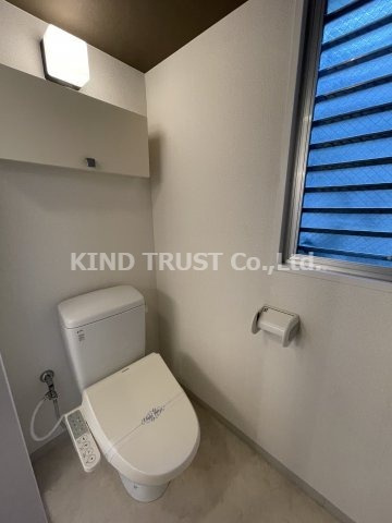 ロイヤルメゾン西天満のトイレ|落ち着いた色調のトイレです