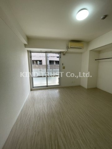 ロイヤルメゾン西天満の居間・リビング|ゆったり過ごせる居間です