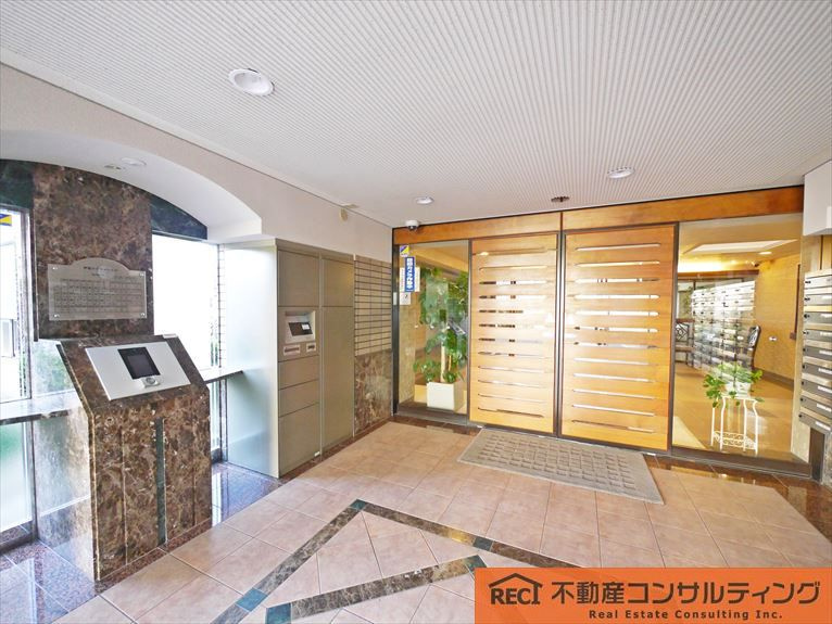 芦屋ロイヤルハイツのエントランス