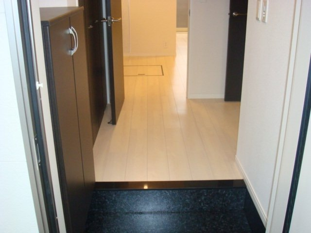 【玄関】 | 収納もある玄関です