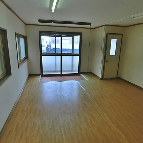 共同ビルの居間・リビング