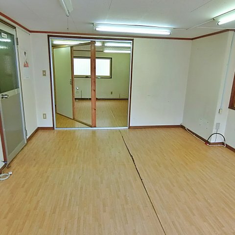 共同ビルの居間・リビング