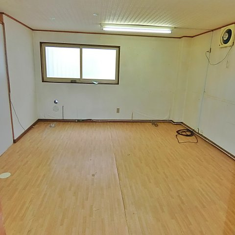 共同ビルの居間・リビング