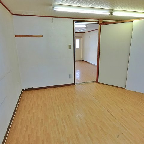 共同ビルの居間・リビング