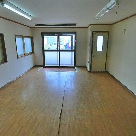 共同ビルの居間・リビング