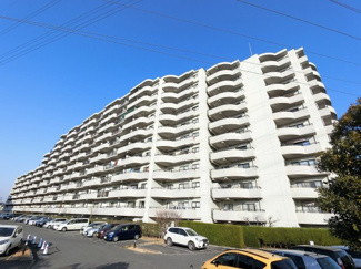【外観】 | 総戸数353戸、1995年7月築、管理人は日勤勤務につき管理体制良好です♪