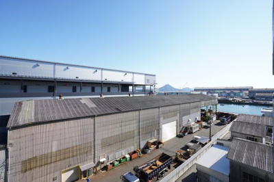 【展望】 | ファミール江波公園ツインズ弐番館（リノベ済） | 【眺望】
本物件からは厳島がバッチリ！
瀬戸内海に出る寸前にある本物件は、
少しだけ、オーシャンビューの雰囲気を楽しめます！
周りに高い建物も無いので、青空まで手が届きそうな眺望をしております。