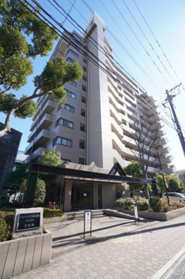 【外観】 | ファミール江波公園ツインズ弐番館（リノベ済） | 【耐震性】
耐震性の高さを判断するポイントは、
建築確認申請日が1981年6月1日以降の
新耐震基準に適合しているかどうか。
震度６程度の大地震でも
建物が崩壊しないレベルが基準になりました。
