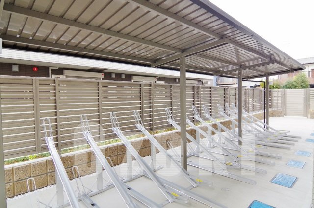 クレールKのその他共用部分|エントランス横の扉を開けるとその奥に駐輪場があります♪