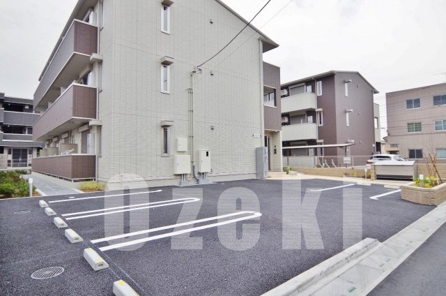 クレールKの駐車場