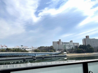 【展望】 | 【 View 】
木の暖かさをより感じさせてくれる太陽の光、一日の始まりを心地よく演出してくれます。窓から入る気持ちのいい風で、活力がみなぎることでしょう。