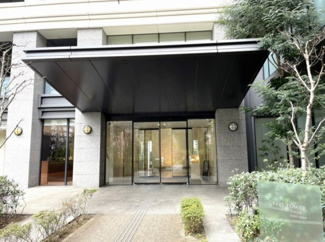 【エントランス】 | 【 Entrance 】
居住者の帰りを最初に待っていてくれるエントランス。その壮大な佇まいとは裏腹に、入ると静寂な空間が続いています。プライベートがしっかりと守られている証です。
