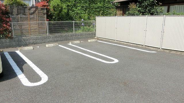ラフレシールメゾンの駐車場