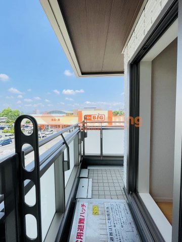 ヴィルヌーブ諏訪野 N棟のバルコニー|写真は同じN棟の別タイプのお部屋です☆