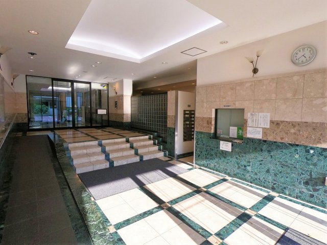 ●徒歩圏内に２沿線利用可能●１階広めのテラス付き３ＬＤＫ●宇治黄檗パーク・ホームズのエントランス|エントランスホール