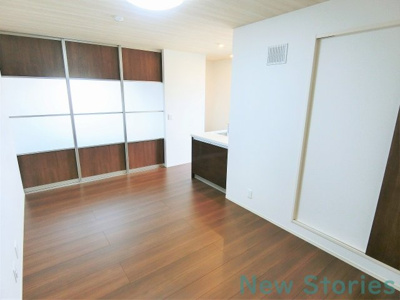 【居間・リビング】 | バイオレットガーデンA | こちらのリビングで趣味の時間をお楽しみください