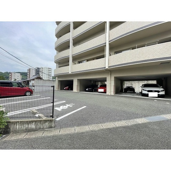 熊本市西区春日３丁目の賃貸マンションの駐車場