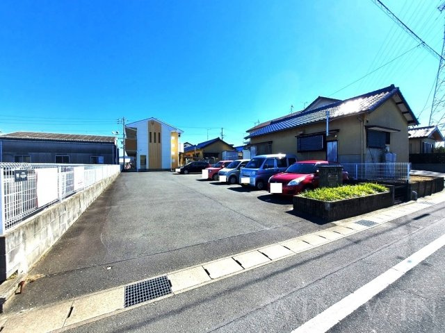 ライフイン・ビー・サークルの駐車場