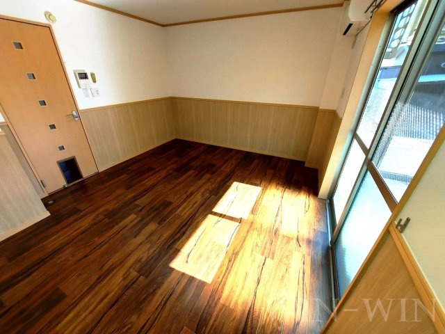 ライフイン・ビー・サークルの居間・リビング