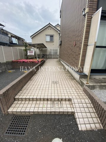 レオパレスナカザトのエントランス