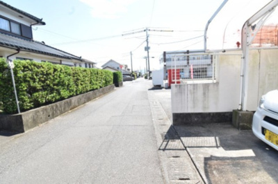 【前面道路含む現地写真】 | 鹿屋市札元1丁目　中古戸建