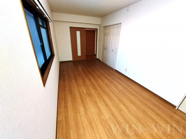 ロイヤルハイツ 壱番館の洋室