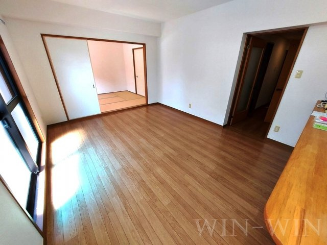 ロイヤルハイツ 壱番館の居間・リビング