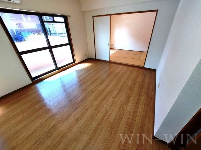 ロイヤルハイツ 壱番館の居間・リビング