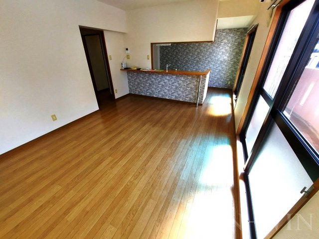 ロイヤルハイツ 壱番館の居間・リビング