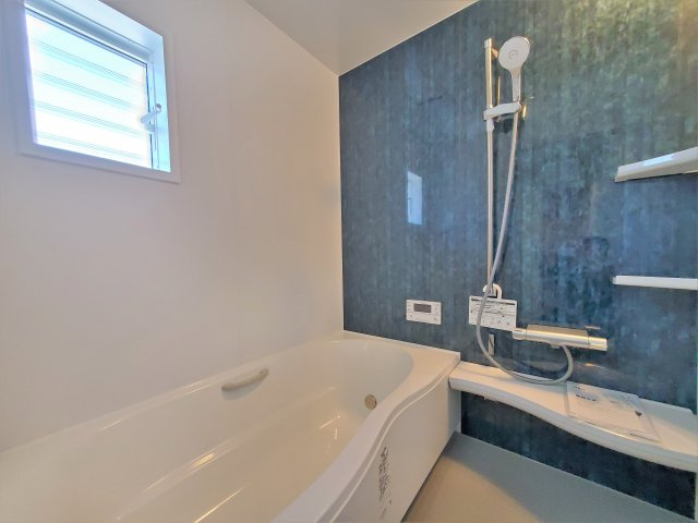 宮崎市恒久第1-1棟（1号棟）の浴室|１坪以上の浴室。浴室暖房乾燥機付き。