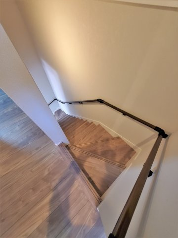 宮崎市恒久第1-1棟（1号棟）の内装|階段からも明るい光が入ります。